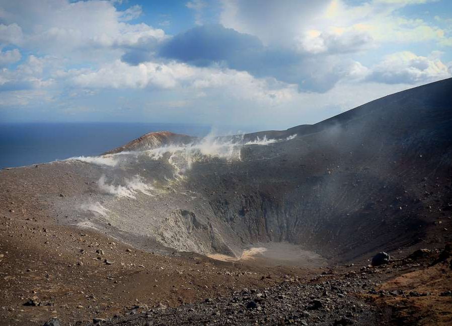 Crater of Vulcano, hike to the top